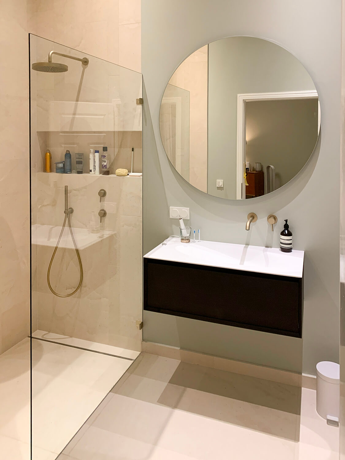 Großer runder Spiegel im Badezimmer